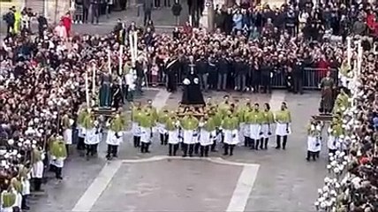 Il portatore cade, la Madonna scappa lo stesso