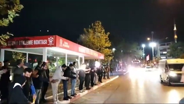 Müzakere yolu açıldı; açlık grevine ara verildi: Direnişteki Fernas işçileri, Soma'ya döndü