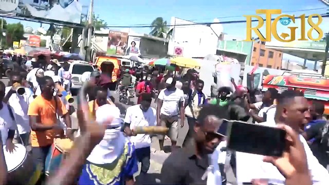 Lapolis kraze ak gaz lakrimojèn manifestasyon pou egzije depa gouvènman tranzisyon sa nan tèt peyi a