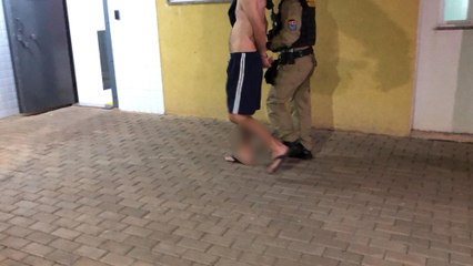 Cadê o brabão agora? Homem é preso pela PM após deixar olho da namorada roxo durante briga