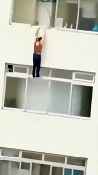 Mulher escorrega e fica pendurada em janela no 15º andar de prédio