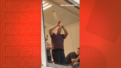 Spindel protesta após pênalti marcado contra o Flamengo no Maracanã