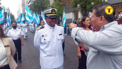 EN EL ESPLENDOROSO DESFILE EL LICEO NAVEGANTES DEL GUAYAS IMPUSO SU GALLARDÍA Y PATRIOTISMO