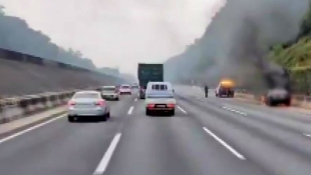 영동고속도로 달리던 승용차 불...다친 사람 없어 / YTN