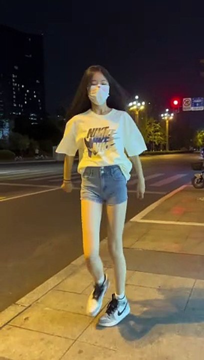 只要我不尴尬，尴尬的就是你们。 （这舞动作大了 怕是要动了胎气）