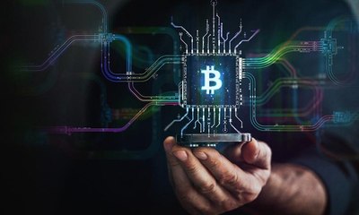 بيتكوين تقفز لتلامس 70 ألف دولار