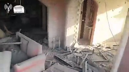 Sozinho entre ruínas. Vídeo mostra últimos momentos do líder do Hamas