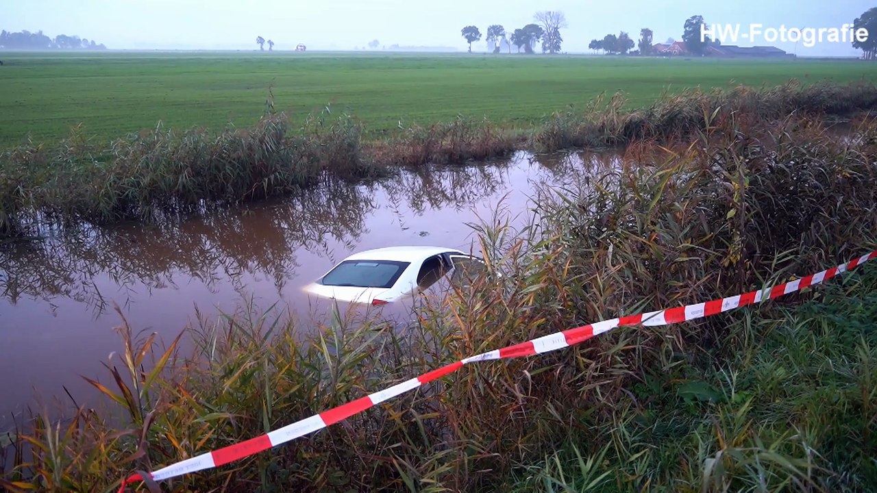 Auto te water na uitwijkmanoeuvre op de Stadsweg