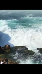 Jovem é levado por onda gigante enquanto tirava foto em pedras