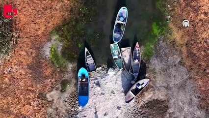 Suları çekilen gölde balıkçı tekneleri karaya oturdu
