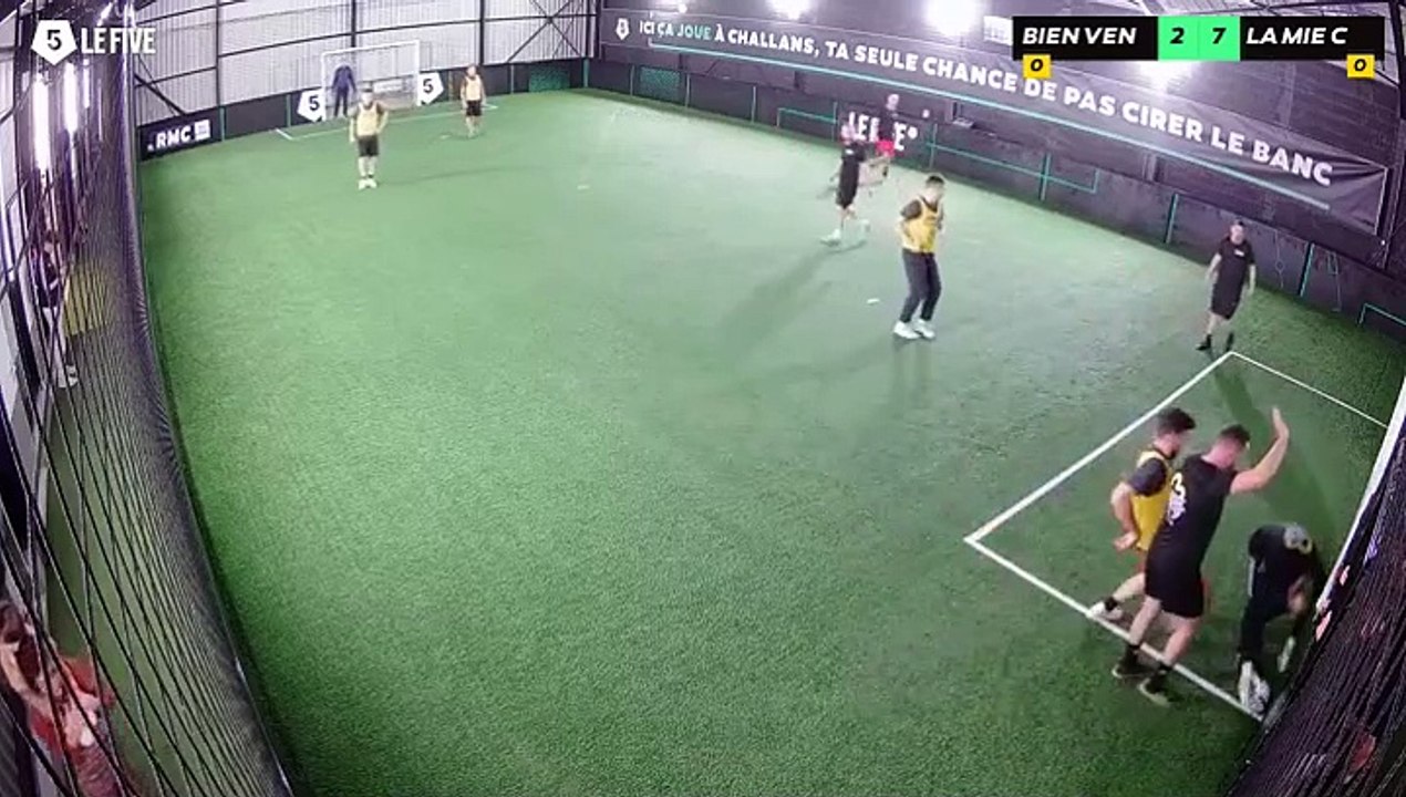 BIEN VENDRE ENSEMBLE - LA MIE CÂLINE 17/10 à 19:34 - Football Terrain 1 (LeFive Challans)