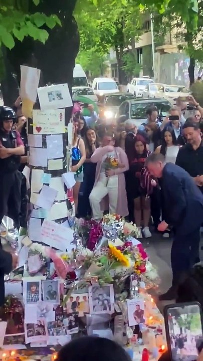 Pai de Liam Payne visita memorial em homenagem ao filho