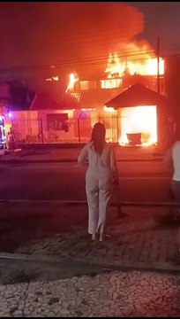 Carro pega fogo em garagem, chamas se alastram e casa é destruída em Curitiba