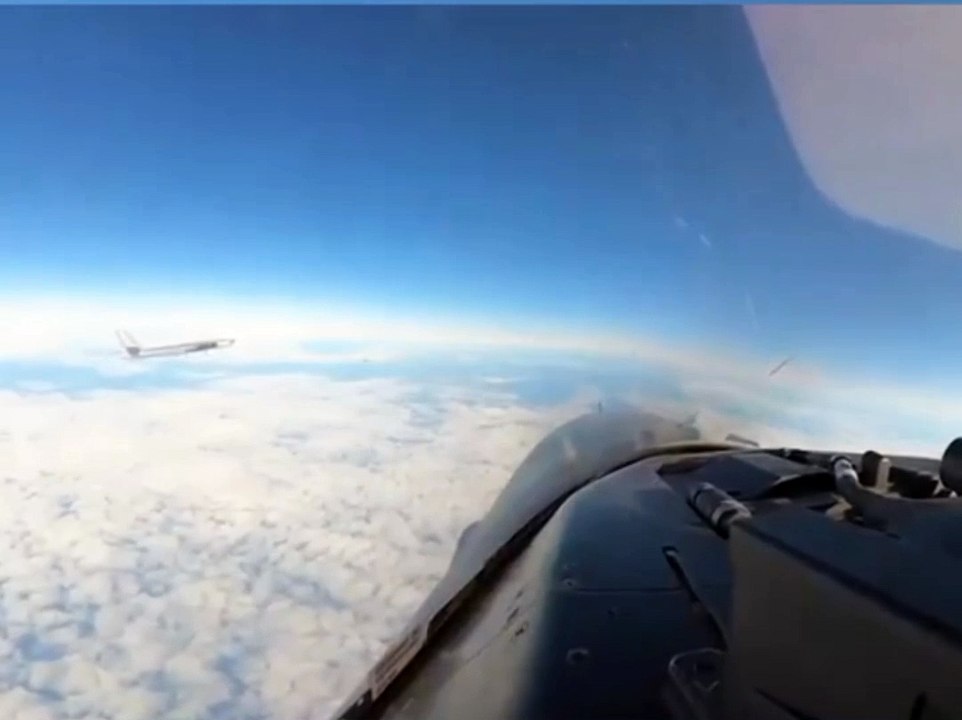 " Russian SU-35 Buzzes USA Aircraft Over Alaska ✈️⚡ High Tensions in the Skies! #Aviation #Alaska"