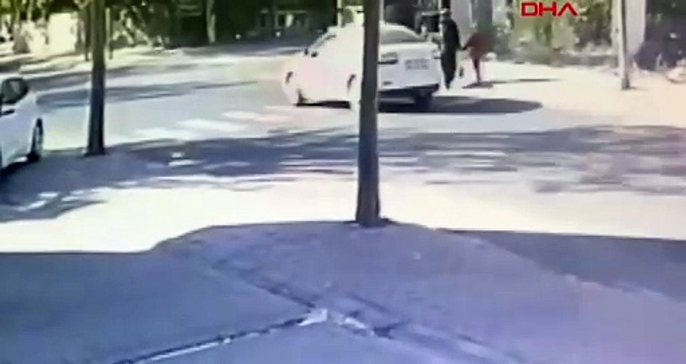 Yaya Geçidinde Anne ile İkizlerine Çarptı