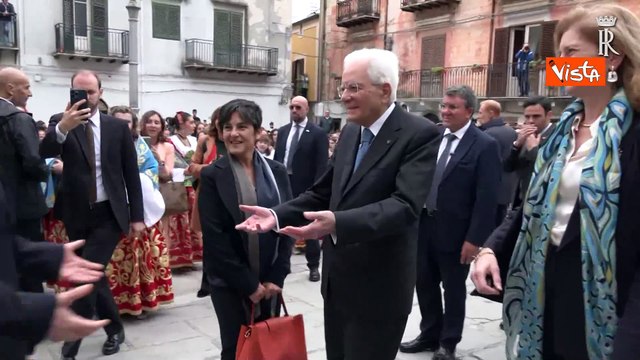 Mattarella saluta i bambini della comunit? arb?resh? a Piana degli Albanesi, in Sicilia