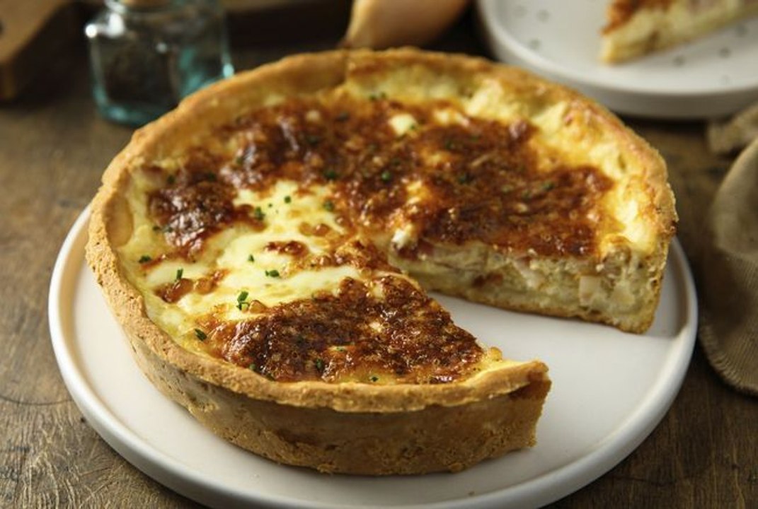 Cette recette de quiche avec une pâte à la pomme de terre est parfaite pour changer de la traditionnelle quiche lorraine cet automne
