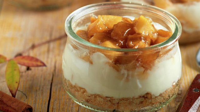 Postre facilísimo de yogur, galleta y manzana caramelizada ¡en 10 minutos! - Cocina Fácil