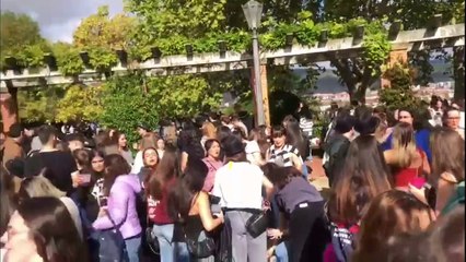 Miles de jóvenes se divierten antes de la Carpa Universitaria de Pamplona