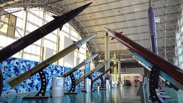 İran'da füzeler, insansız hava araçları, uydu taşıyıcı roketler ve hava savunma sistemleri sergileniyor