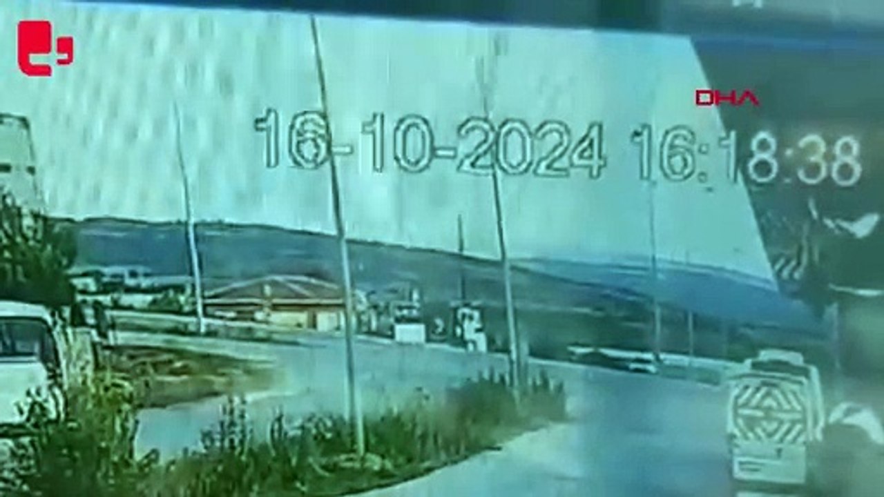 TIR, hafif ticari araca çarptı. Kaza anları kameraya yansıdı