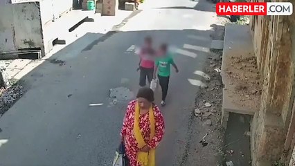 Sokakta yürüyen 2 çocuk, çöken binanın altında kalmaktan saniyeler ile kurtuldu