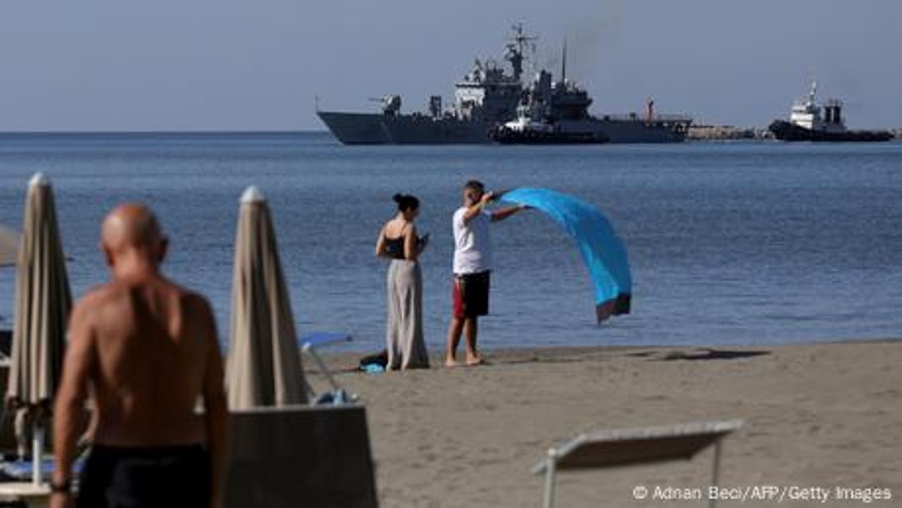 Ein Dorf in Albanien empfängt erste Flüchtlinge für Italien
