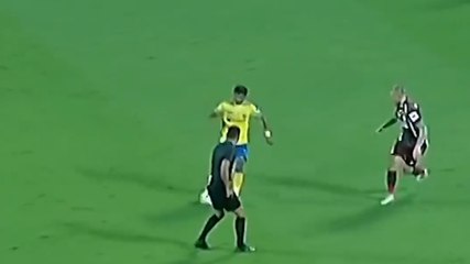 Tunnel all'arbitro! L'avete mai visto?