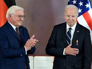 "Leuchtturm der Demokratie": Joe Biden erhält höchste deutsche Ehrung