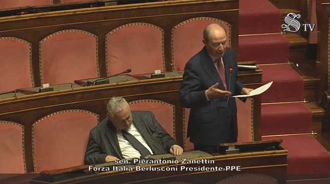 La pennichella in Senato del patron della Lazio Claudio Lotito