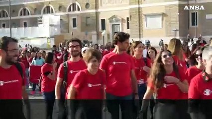 "La fame mangia i bambini", campagna Save the Children con enormi piatti vuoti