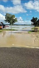 Cecina, il momento in cui il fiume esonda nella zona delle Gorette