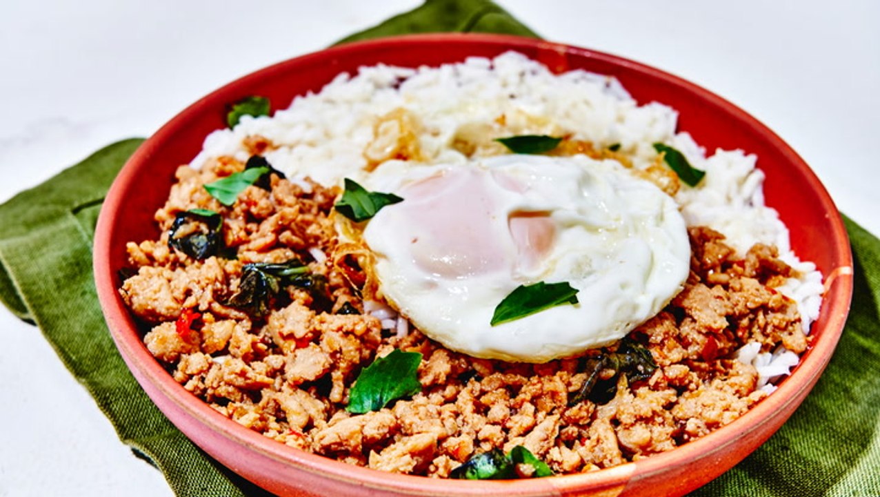 How to Make Pad Krapow (Basil StirFry) video Dailymotion