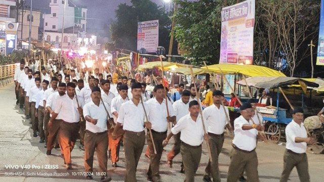 नगर में संघ ने निकाला पथ संचलन, लोगों ने पुष्प वर्षा कर किया स्वागत