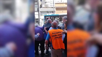 Tải video: Un militante libertario atacó a patadas a un jubilado que reclamaba contra el ajuste