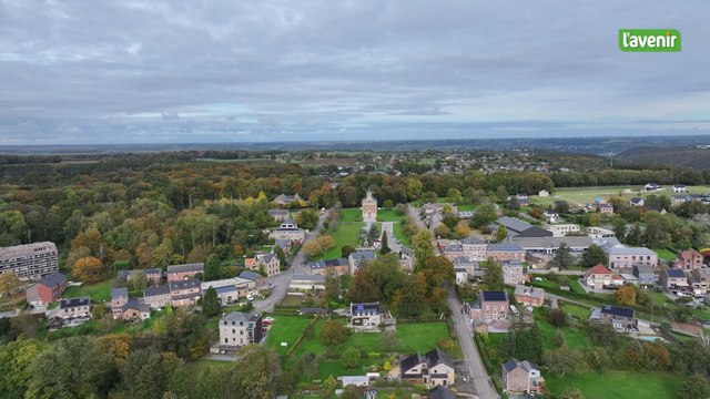L'église au milieu du village : Marchin