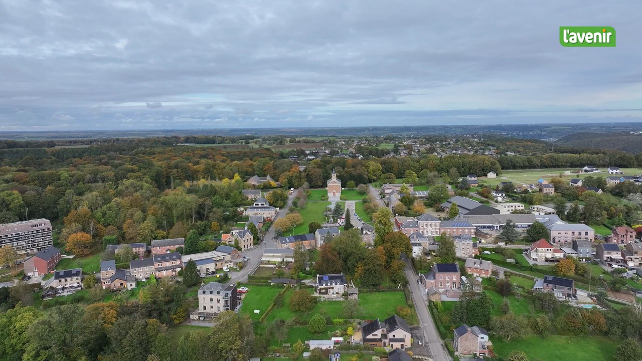 L'église au milieu du village : Marchin