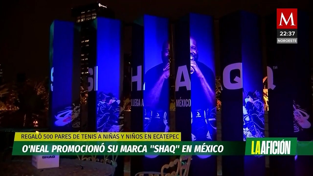 Shaquille O'Neal regala tenis a niños en Ecatepec en su visita a México