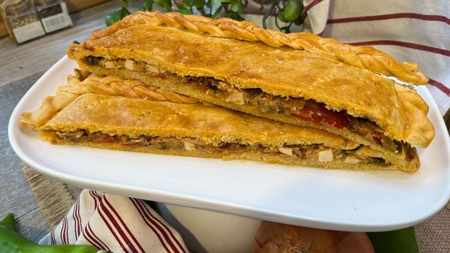 Empanada de atún y verduras con huevo duro, la receta tradicional de la abuela - Cocina Fácil