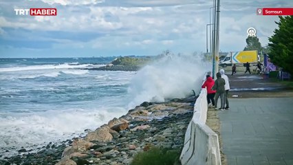 Samsun'da şiddetli rüzgar: Dev dalgalar oluştu