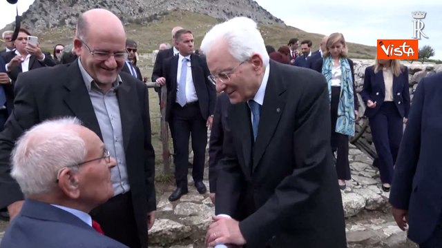 Mattarella stringe la mano a un sopravvissuto della strage di Portella della Ginestra