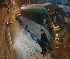 Dupla furta peça de ônibus avaliada em R$15 mil; veja vídeo