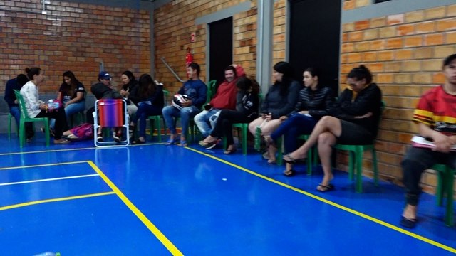 Pais passam a noite na fila para garantir matrícula na Escola da Transparência II Nova instituição de ensino tem capacidade para 500 alunos