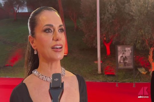 Festa del cinema di Roma, Rossella Brescia imita la Loren sul red carpet - Video
