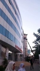 Yenidoğan skandalında adı geçen hastanenin tabelası söküldü