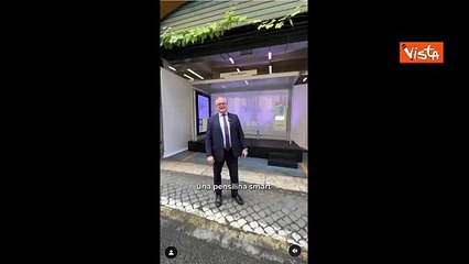 Gualtieri presenta nuova pensilina bus 'Eterna': Trasparente, con prese usb e touch screen per info