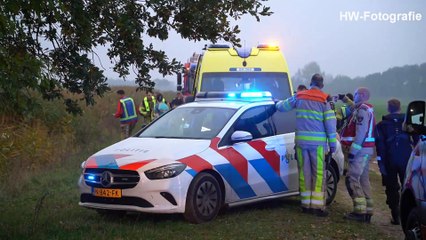 Auto slaat over de kop op Oeverlandenweg in Staphorst