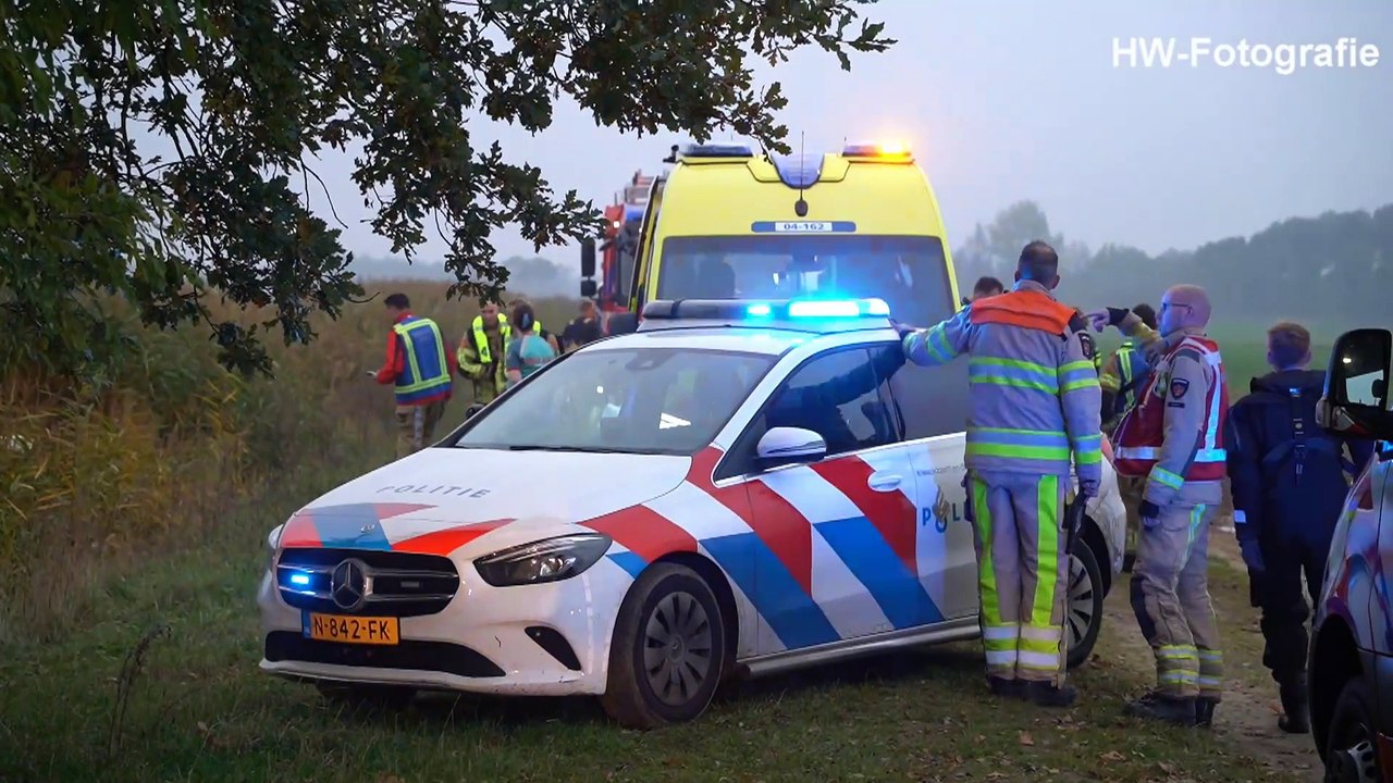 Auto slaat over de kop op Oeverlandenweg in Staphorst