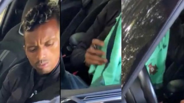 Nani, che fai? Toglie la maglia a un tifoso che chiedeva l'autografo!