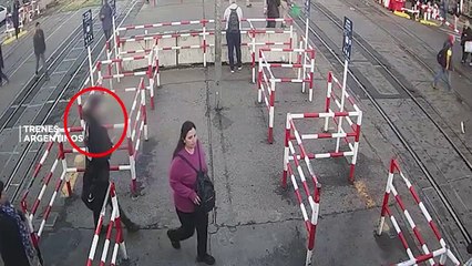 Hombre que iba distraído con celular estuvo a punto de ser arrollado por tren